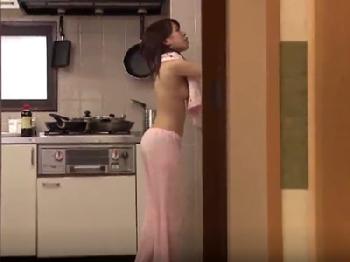 半裸でウロチョロするデリカシーのない妹に我慢できずに中出し近親近親相姦のエロ動画