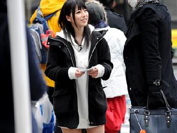 上原亜衣が素人男性をガチナンパして自給自足の中出し交尾美少女のエロ動画