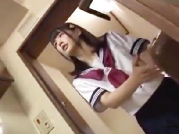 女子校生の前でイキナリおおちんペニス出して襲う業者W巨乳ロリレイプのエロ動画