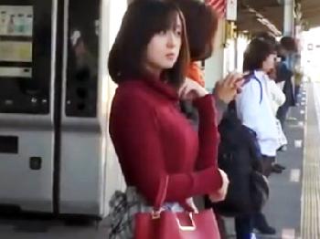 黒人に電車内で痴漢された挙句、引きずり降ろされて青姦強姦される美形少女美少女中出しレイプのエロ動画