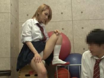 金髪ショートヘアの美形少女女子校生と体育倉庫でコンドームなし生パコ美少女中出しのエロ動画