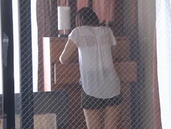 向かいの部屋に住む奥さんさんの汗ばむスケスケ姿に我慢できなくなって…巨乳痴女人妻水野朝陽のエロ動画