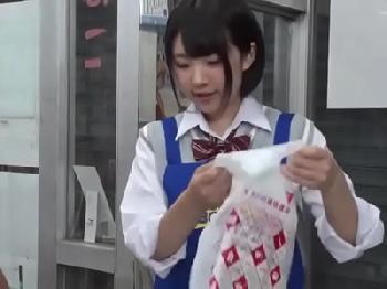 かがむとパンチラしちゃうミニスカート書店員を店内レイプ女子校生美少女のエロ動画