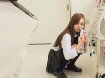 『大っきい…』コンビニでギャル女子校生に勃起棒を見せつけ店内ハメ痴漢のエロ動画