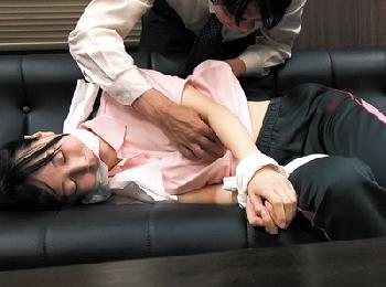 これは激ヤバ案件！冷酷教頭の裏の顔→女体育教師を昏睡強姦される冷酷の所業W中出しハメ撮りレイプ盗撮のエロ動画