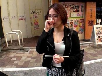 めがねのガードが固そうな素人オフィスレディをナンパ→たこ焼きをネタにラブホテルへ連れ込んで即挿入撮りOLハメ撮りのエロ動画