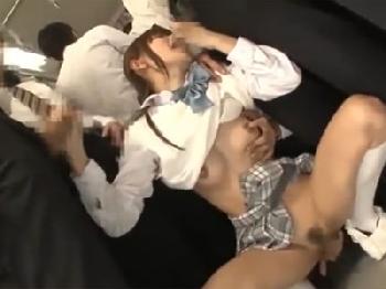 集団痴漢の餌食に合い→無慈悲にも中出しされてしまう童顔美形少女女子校生美少女ロリのエロ動画