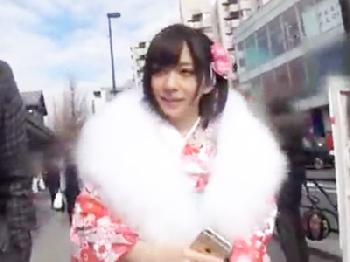 振り袖姿の新成人を軟派し着物が乱れる濃密パコ巨乳美少女ナンパのエロ動画