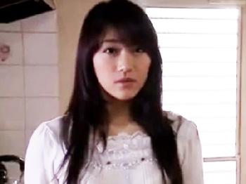 ストーカー男に目をつけられた清潔感のある美人奥様が自宅に押し入られ中出し強姦されちゃう巨乳人妻イラマチオレイプのエロ動画