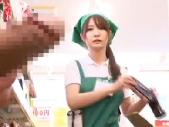 長い間、夫の不仲でご無沙汰のパート妻に巨大ペニスを見せつけた結果W人妻中出し盗撮のエロ動画