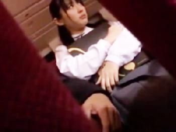 物音厳禁なピアノコンサート中に隣の女子校生を痴漢パコ中出しのエロ動画