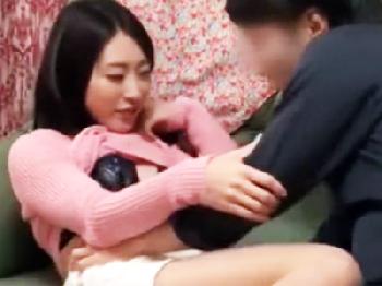 夫が仕事中に不貞相手を連れ込み中出しセックスを楽しむマダム人妻盗撮のエロ動画