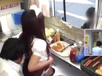 『さ、300円の…お返しッ！でッ！』ホットドック販売カーの定員さんがパコりながら接客美少女コスプレ潮吹きのエロ動画