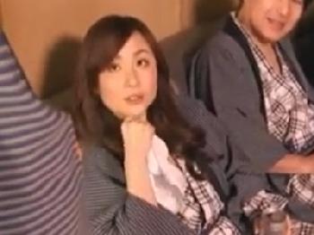夫と温泉旅行に来たのに居合わせた客と酔っぱらって乱交しちゃう尻軽女妻巨乳痴女人妻のエロ動画