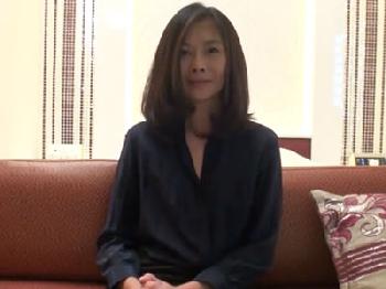 夫の肉棒に飽き飽きした淫乱妻が初対面男の相性抜群肉棒で激イキ素人人妻熟女中出しのエロ動画