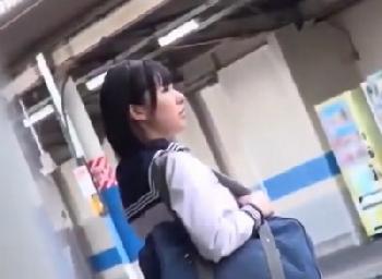 痴漢魔に目を付けられたリアル女子校生→電車内で恐怖のあまり声も出せずに無慈悲なレイプ素人美少女盗撮のエロ動画