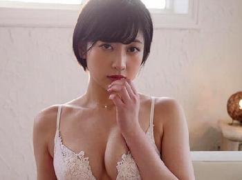 2020年4月。コロナ禍の激動の中、緊急発売となった真正美形少女巨乳美少女夏目響のエロ動画