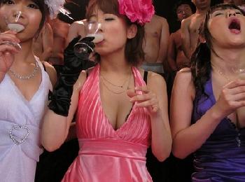 『もっと飲ましてぇ♡』精液大好きアイドルたちがレズビアンりながら全ザーメンごっくん！美少女コスプレ顔射ぶっかけつぼみ碧しの美...