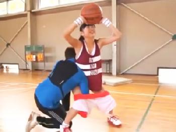 金髪でグラマラスなロシアのレースクィーンを生姦巨乳お姉さんデビュー作のエロ動画