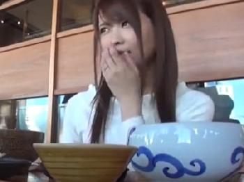 飯をおごってナンパした素人主婦をホテルに連れ込み即日中出し人妻のエロ動画