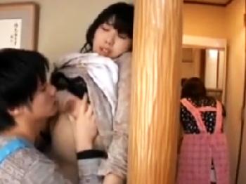 年末大掃除中にいきなり発情しちゃった義理息子とパコっちゃう美人お母ちゃん巨乳人妻中出し近親相姦のエロ動画