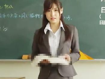 パンツにローターを仕込みながら授業をしているのがバレて生徒に輪姦される美人教師女教師レイプ乱交のエロ動画