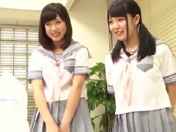 「こいつ勃ってんだけど～W」大人しい男子をニーハイ美脚で虐めてストレス発散する女子校生コンビ美少女痴女M男のエロ動画