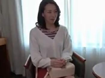 インタビューと称して連れ込んだ素人主婦に中出し放題！人妻熟女のエロ動画