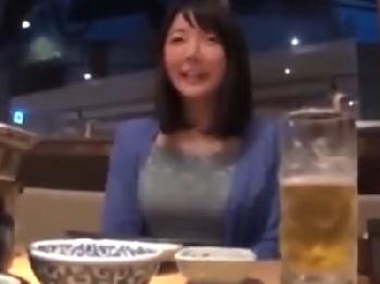 デカパイ素人主婦とサシ飲み→自宅に連れこんで顔面射精ハメ撮り巨乳人妻顔射ナンパのエロ動画