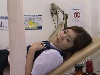 産婦人科の残虐医が素人女子校生に診察と称して中出しWレイプ盗撮のエロ動画