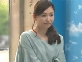 夫のすぐ傍で中出し寝取られてしまう素人主婦人妻レイプマッサージのエロ動画