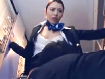 飛行機で好みのCAさん発見→時間止めてパンストに穴開けてずっぷし挿入お姉さんOLレイプのエロ動画