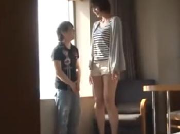 規格外の長身お姉さんが小男男根でマジ絶頂披露巨乳素人顔射のエロ動画