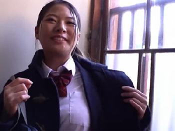 健康的に日焼けした巨大バスト女子校生がねっとりピスハメされてマジオーガズム巨乳美少女水着ぶっかけのエロ動画