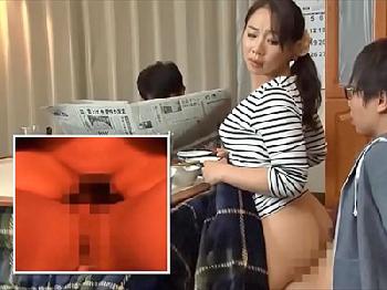 隣にダンナがいるのに器用にこたつの中で密通する奥さん巨乳人妻中出しのエロ動画