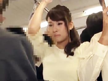 美人奥さんを集団痴漢！立ちバックでハードピストンされて絶頂しまくり人妻中出しレイプ乱交のエロ動画