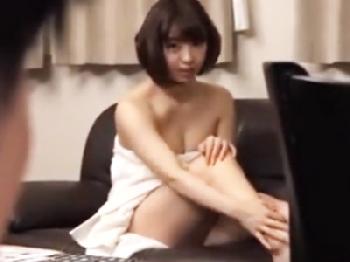 バスタオル一枚で酒屋のお兄ちゃんを誘惑してパコっちゃう淫乱お姉さん巨乳痴女のエロ動画