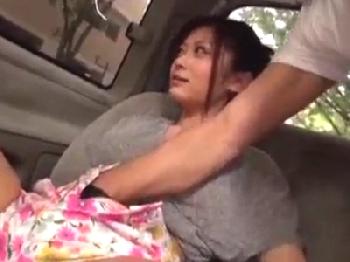 「誰かに見られちゃうよぉ」路駐した車の中でデカパイ美形お姉さんとセックス性交！巨乳顔射露出のエロ動画