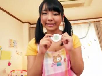 ミニ系顔なのに巨乳な保母さんに甘えれて中出しできる大人の男のための保育園美少女痴女コスプレのエロ動画