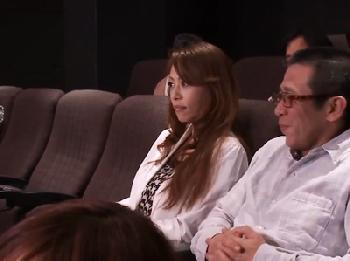 夫と一緒に映画館へ来たはずなのに…上映中に痴漢され…発情パコ！のエロ動画