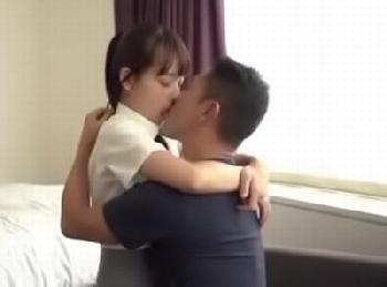 つるぺたオッパイだけど性には積極的な女子校生がバックピストンで本気のアクメ顔美少女ロリあべみかこのエロ動画