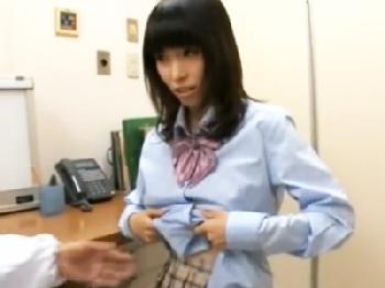 『え‥見せるんですか？』ワイセツ医者にされるがまま体を舐られて勝手に中出しされる女子校生美少女盗撮のエロ動画