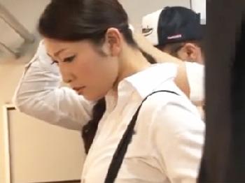 エロ肉体のミニスカート美人教師が満員電車で中出し痴漢被害に‥女教師レイプのエロ動画