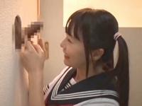 好奇心旺盛な幼顔女子校生が壁から生えたオッサン陰茎をフェラチオ抜きW美少女ロリつぼみのエロ動画