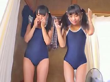 Wパイパンミニ系少女たちを飼いならし中出し3Pするオッサン美少女ロリ水着のエロ動画