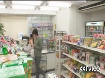 客の居る店内事務室でお客にヤられた店員美形少女素人美少女レイプのエロ動画