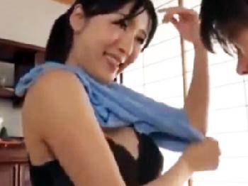 『一回だけよ‥？』DT息子を不憫に思った巨乳母ちゃんが性教育人妻童貞顔射近親相姦のエロ動画