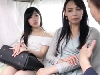 買い物中の母娘をナンパ！かあちゃんにSEXの交渉して娘の前でドクンドクン寝取られ種付け巨乳美少女人妻中出しハメ撮りのエロ動画