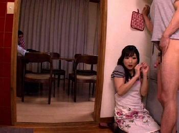 自分と兄の嫁さんだけの秘め事…従順で大人しそうな兄の嫁さんを言いなり寝取りW痴女人妻近親相姦大槻ひびきのエロ動画