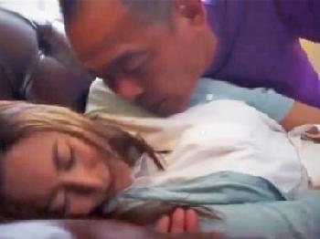 『嫌‥止めてっ！』ハゲ男に襲われて抵抗するも力でかなわず犯されてしまう奥さん人妻ぶっかけレイプのエロ動画